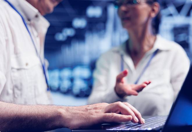 Два улыбающихся человека